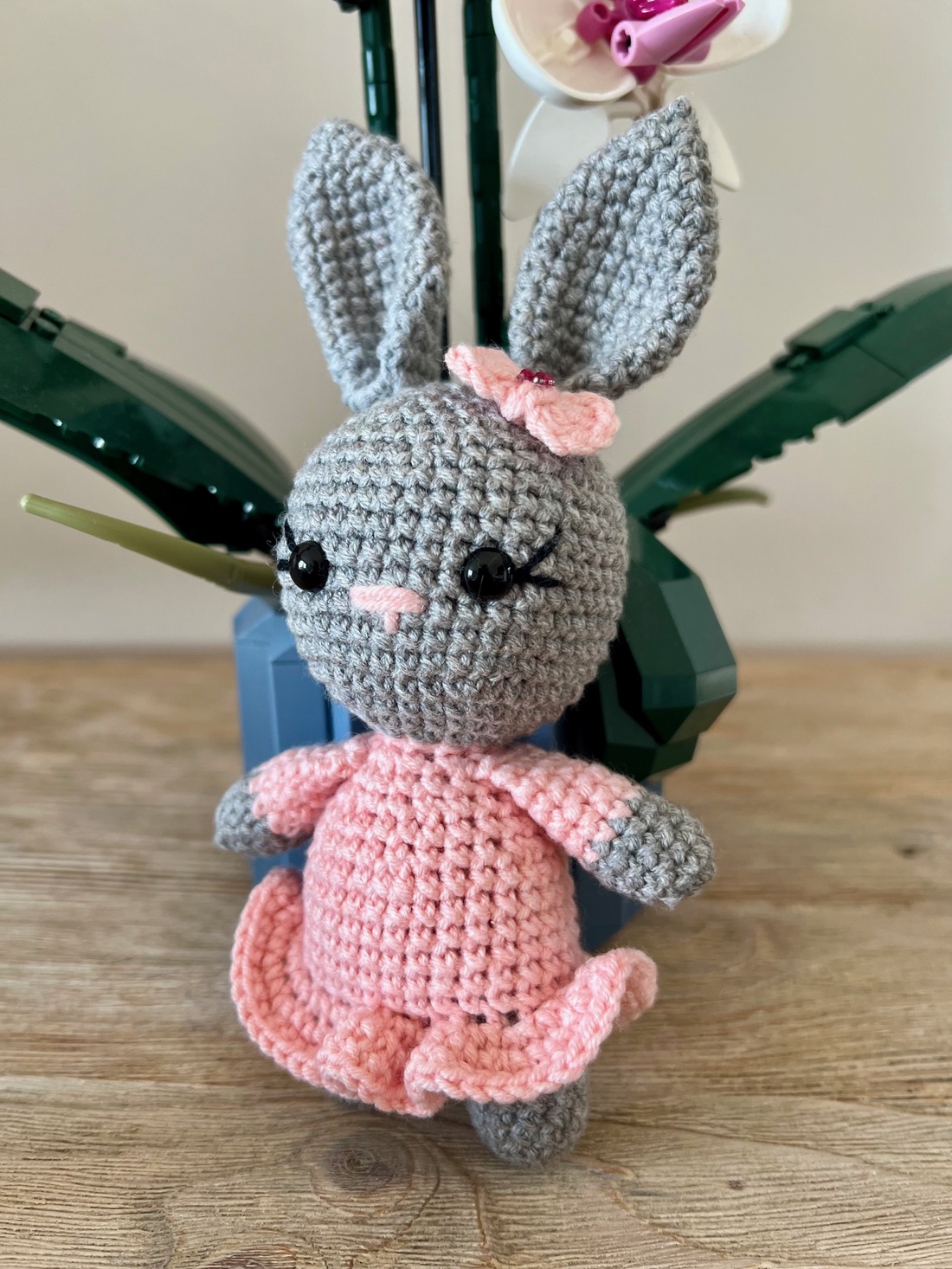 Iepurașă croșetată - amigurumi - jucării și echipamente pentru copii - plușuri - păpușă croșetată, păpușă de pluș - Artynos.ro Iepurașă croșetată - amigurumi - jucării și echipamente pentru copii - plușuri - păpușă croșetată, păpușă de pluș - Artynos.ro