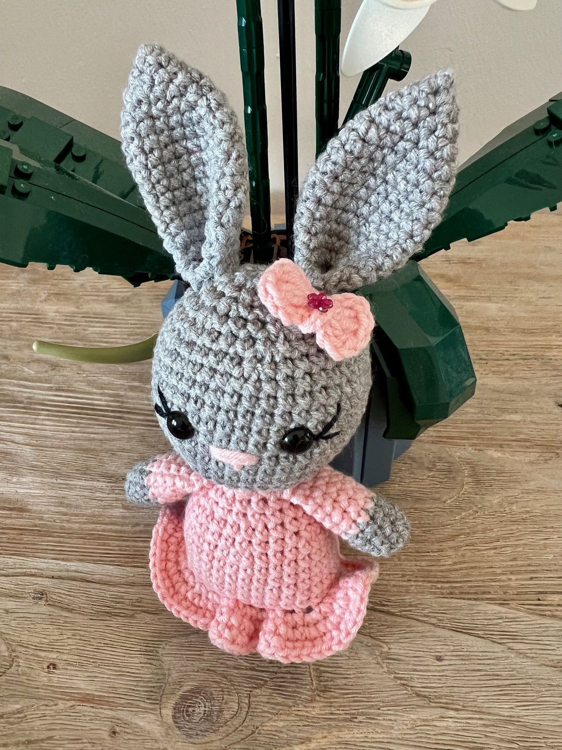 Iepurașă croșetată - amigurumi - jucării și echipamente pentru copii - plușuri - păpușă croșetată, păpușă de pluș - Artynos.ro Iepurașă croșetată - amigurumi - jucării și echipamente pentru copii - plușuri - păpușă croșetată, păpușă de pluș - Artynos.ro