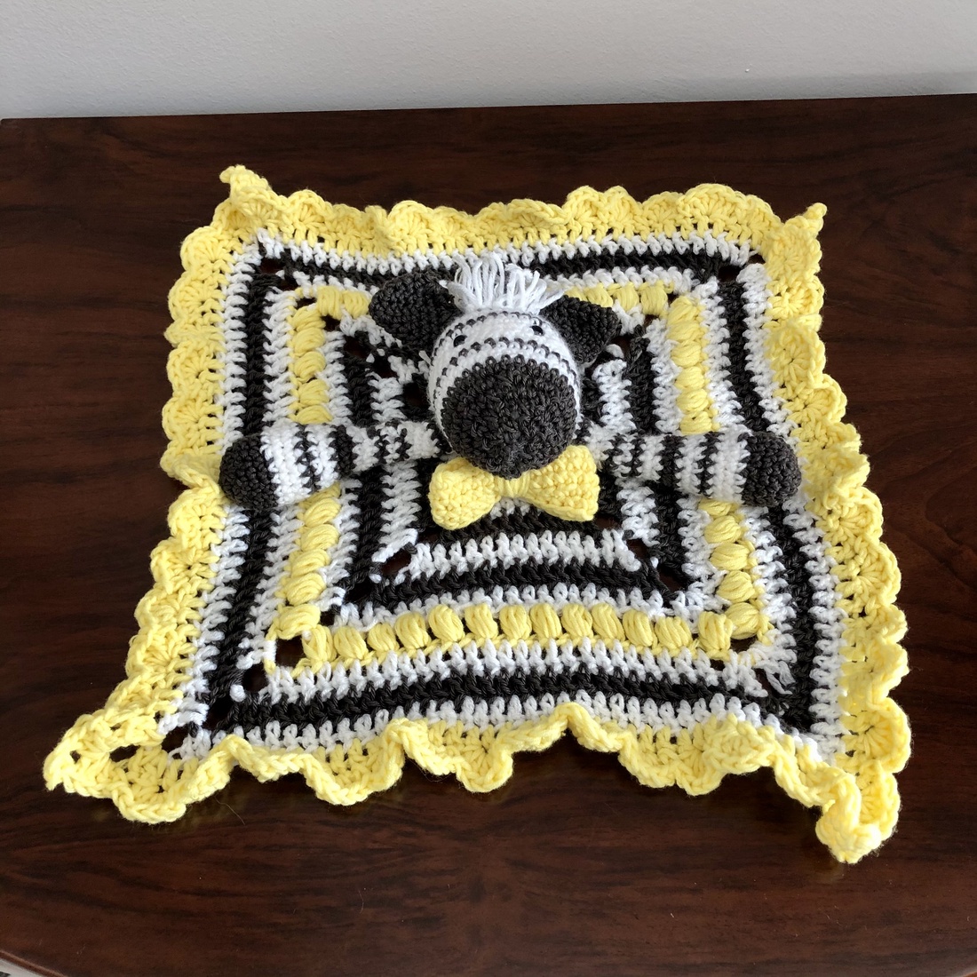 Croșetat pătură pentru pui de somn cu zebră - amigurumi - jucării și echipamente pentru copii - jucării bebeluși - pături bebeluși - Artynos.ro Croșetat pătură pentru pui de somn cu zebră - amigurumi - jucării și echipamente pentru copii - jucării bebeluși - pături bebeluși - Artynos.ro