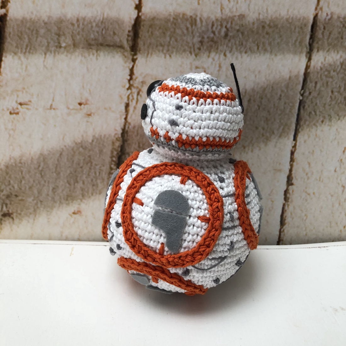 Croșetat BB8 - amigurumi - jucării și echipamente pentru copii - plușuri - păpușă croșetată, păpușă de pluș - Artynos.ro Croșetat BB8 - amigurumi - jucării și echipamente pentru copii - plușuri - păpușă croșetată, păpușă de pluș - Artynos.ro