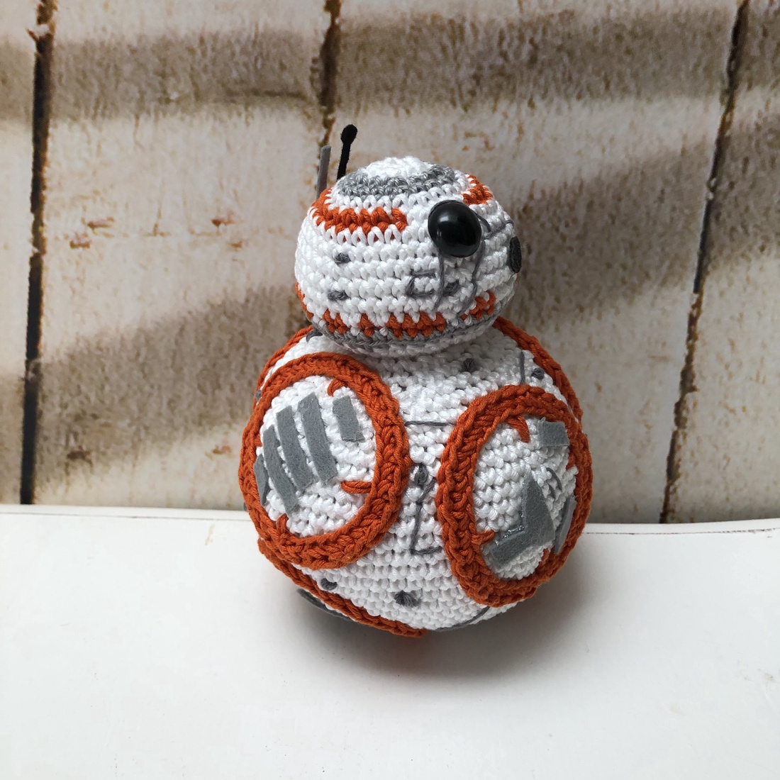 Croșetat BB8 - amigurumi - jucării și echipamente pentru copii - plușuri - păpușă croșetată, păpușă de pluș - Artynos.ro Croșetat BB8 - amigurumi - jucării și echipamente pentru copii - plușuri - păpușă croșetată, păpușă de pluș - Artynos.ro