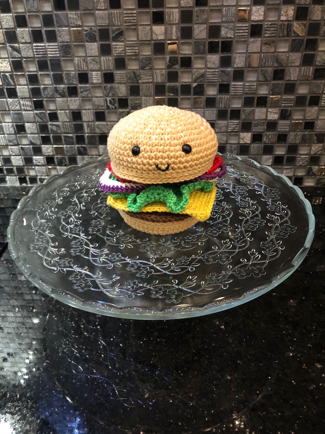 Hamburger croșetat - amigurumi - jucării și echipamente pentru copii - plușuri - legume, fructe de pluș - Artynos.ro Hamburger croșetat - amigurumi - jucării și echipamente pentru copii - plușuri - legume, fructe de pluș - Artynos.ro