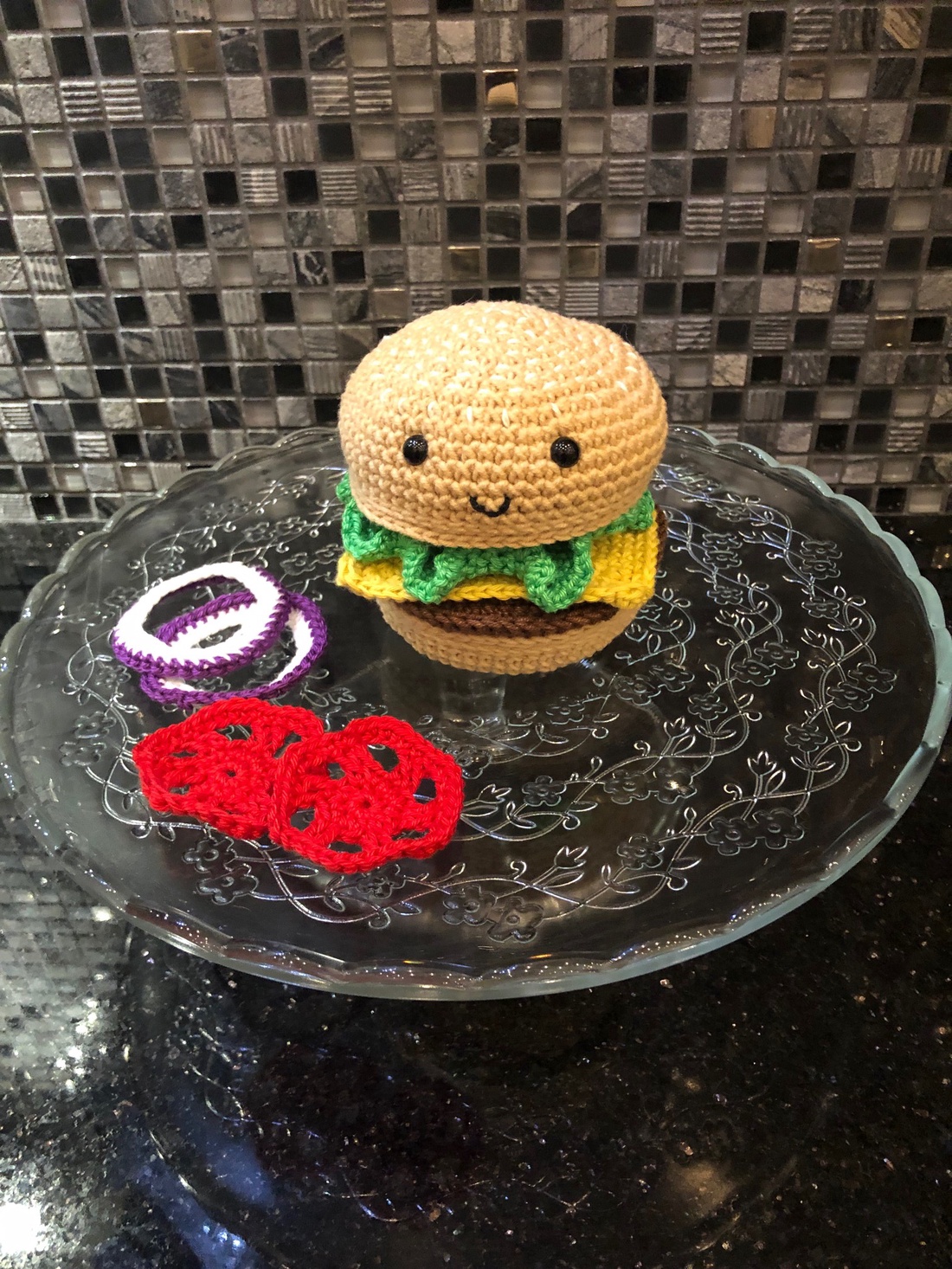 Hamburger croșetat - amigurumi - jucării și echipamente pentru copii - plușuri - legume, fructe de pluș - Artynos.ro Hamburger croșetat - amigurumi - jucării și echipamente pentru copii - plușuri - legume, fructe de pluș - Artynos.ro