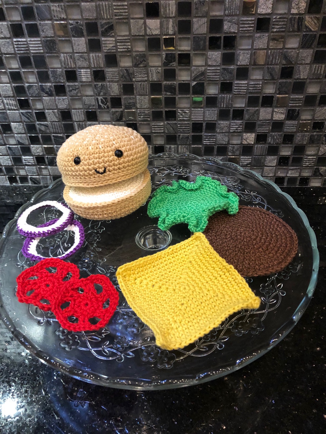 Hamburger croșetat - amigurumi - jucării și echipamente pentru copii - plușuri - legume, fructe de pluș - Artynos.ro Hamburger croșetat - amigurumi - jucării și echipamente pentru copii - plușuri - legume, fructe de pluș - Artynos.ro