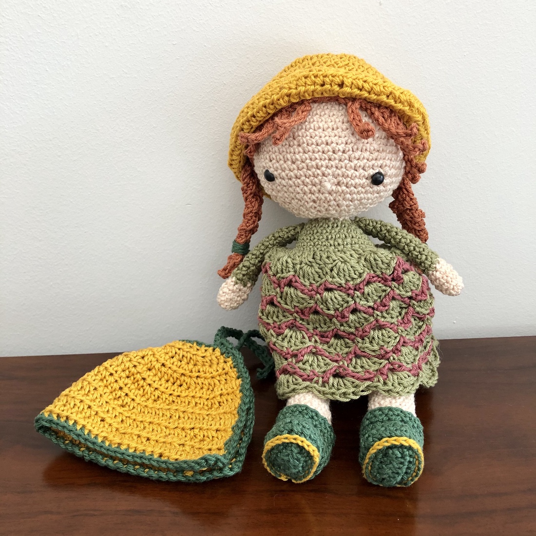 Păpușă Panka croșetată în pelerină și pălărie - amigurumi - jucării și echipamente pentru copii - plușuri - păpușă croșetată, păpușă de pluș - Artynos.ro Păpușă Panka croșetată în pelerină și pălărie - amigurumi - jucării și echipamente pentru copii - plușuri - păpușă croșetată, păpușă de pluș - Artynos.ro