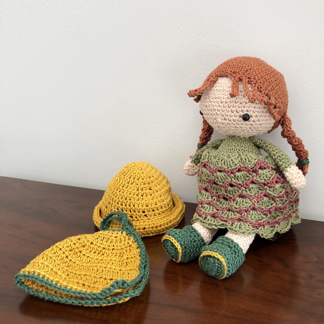 Păpușă Panka croșetată în pelerină și pălărie - amigurumi - jucării și echipamente pentru copii - plușuri - păpușă croșetată, păpușă de pluș - Artynos.ro Păpușă Panka croșetată în pelerină și pălărie - amigurumi - jucării și echipamente pentru copii - plușuri - păpușă croșetată, păpușă de pluș - Artynos.ro