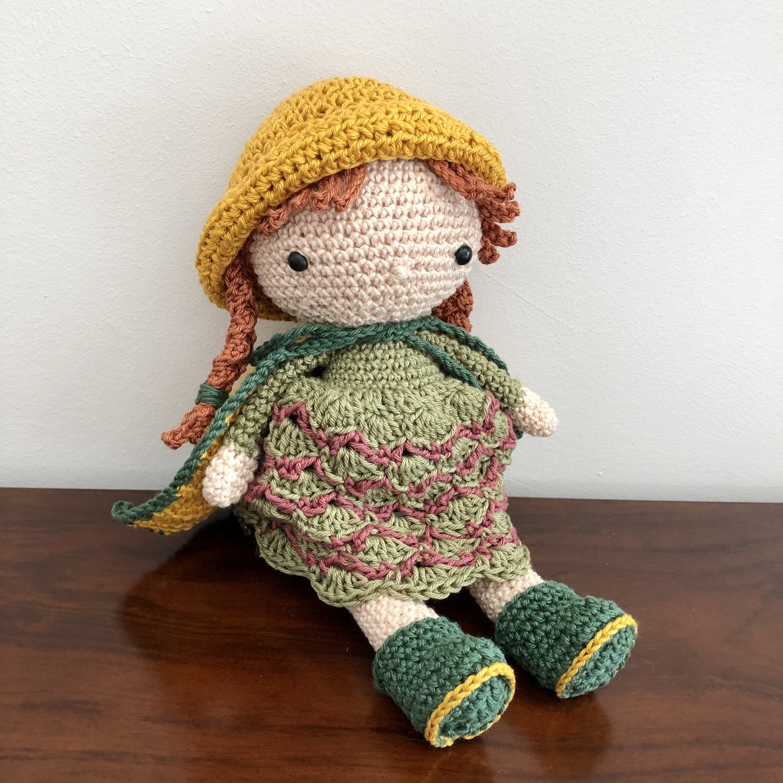 Păpușă Panka croșetată în pelerină și pălărie - amigurumi - jucării și echipamente pentru copii - plușuri - păpușă croșetată, păpușă de pluș - Artynos.ro Păpușă Panka croșetată în pelerină și pălărie - amigurumi - jucării și echipamente pentru copii - plușuri - păpușă croșetată, păpușă de pluș - Artynos.ro
