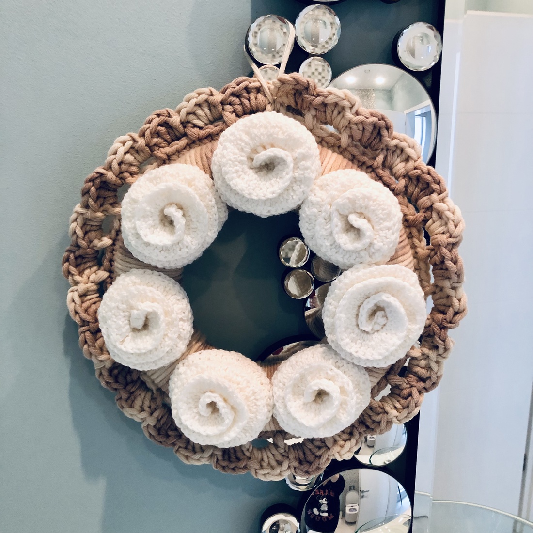 Coroană de ușă de iarnă croșetată - accesorii de crăciun - decorațiuni de advent - decor de advent pentru usă - Artynos.ro Coroană de ușă de iarnă croșetată - accesorii de crăciun - decorațiuni de advent - decor de advent pentru usă - Artynos.ro