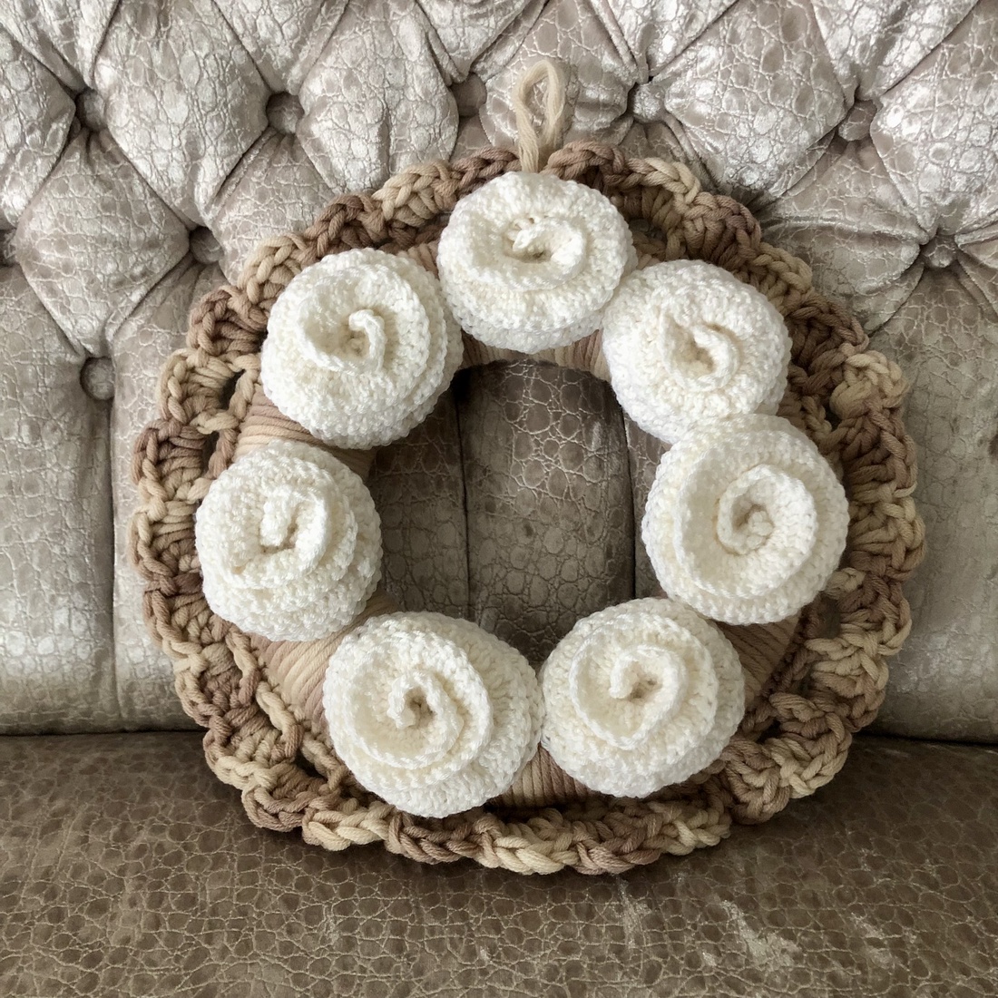 Coroană de ușă de iarnă croșetată - accesorii de crăciun - decorațiuni de advent - decor de advent pentru usă - Artynos.ro Coroană de ușă de iarnă croșetată - accesorii de crăciun - decorațiuni de advent - decor de advent pentru usă - Artynos.ro