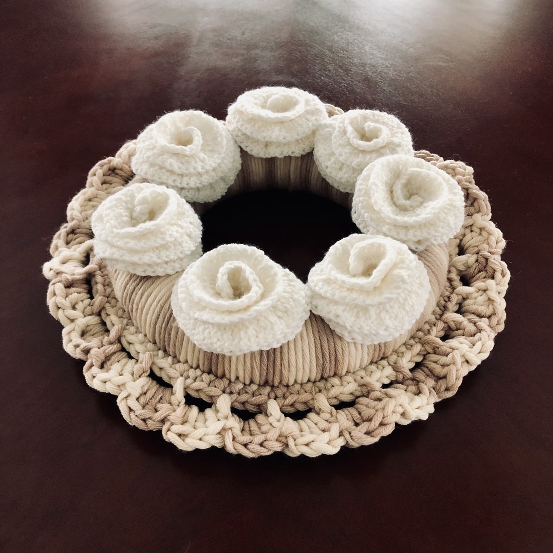 Coroană de ușă de iarnă croșetată - accesorii de crăciun - decorațiuni de advent - decor de advent pentru usă - Artynos.ro Coroană de ușă de iarnă croșetată - accesorii de crăciun - decorațiuni de advent - decor de advent pentru usă - Artynos.ro