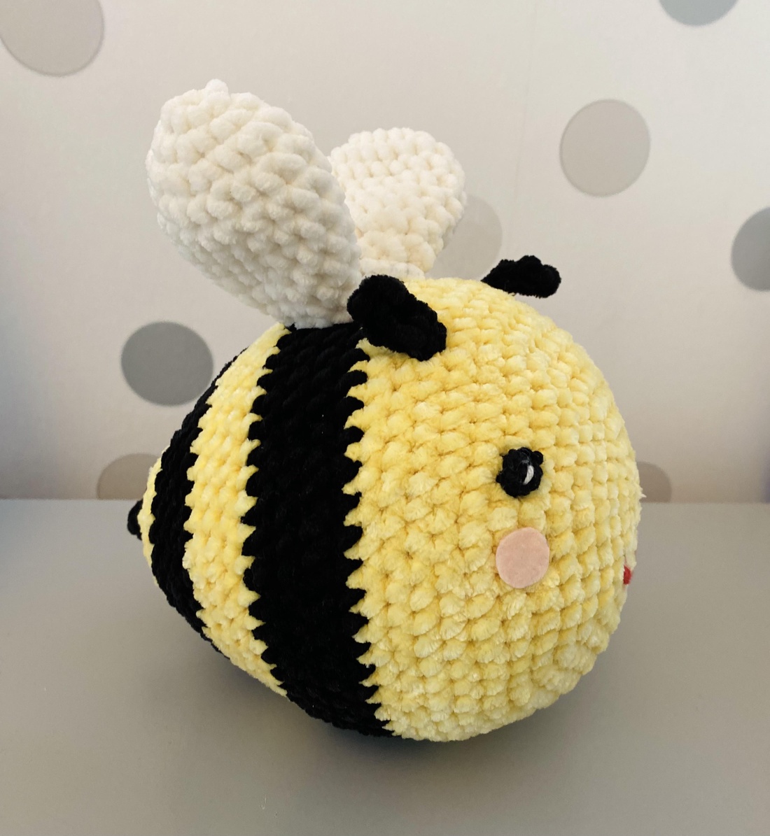 Albină - amigurumi - jucării și echipamente pentru copii - plușuri - păpușă croșetată, păpușă de pluș - Artynos.ro Albină - amigurumi - jucării și echipamente pentru copii - plușuri - păpușă croșetată, păpușă de pluș - Artynos.ro