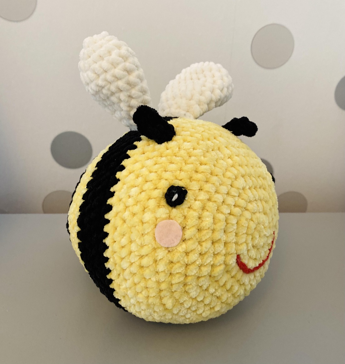 Albină - amigurumi - jucării și echipamente pentru copii - plușuri - păpușă croșetată, păpușă de pluș - Artynos.ro Albină - amigurumi - jucării și echipamente pentru copii - plușuri - păpușă croșetată, păpușă de pluș - Artynos.ro