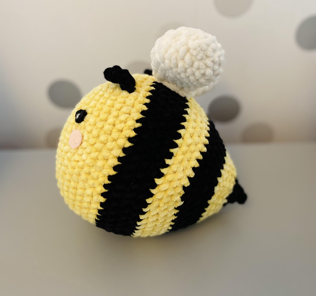 Albină - amigurumi - jucării și echipamente pentru copii - plușuri - păpușă croșetată, păpușă de pluș - Artynos.ro Albină - amigurumi - jucării și echipamente pentru copii - plușuri - păpușă croșetată, păpușă de pluș - Artynos.ro