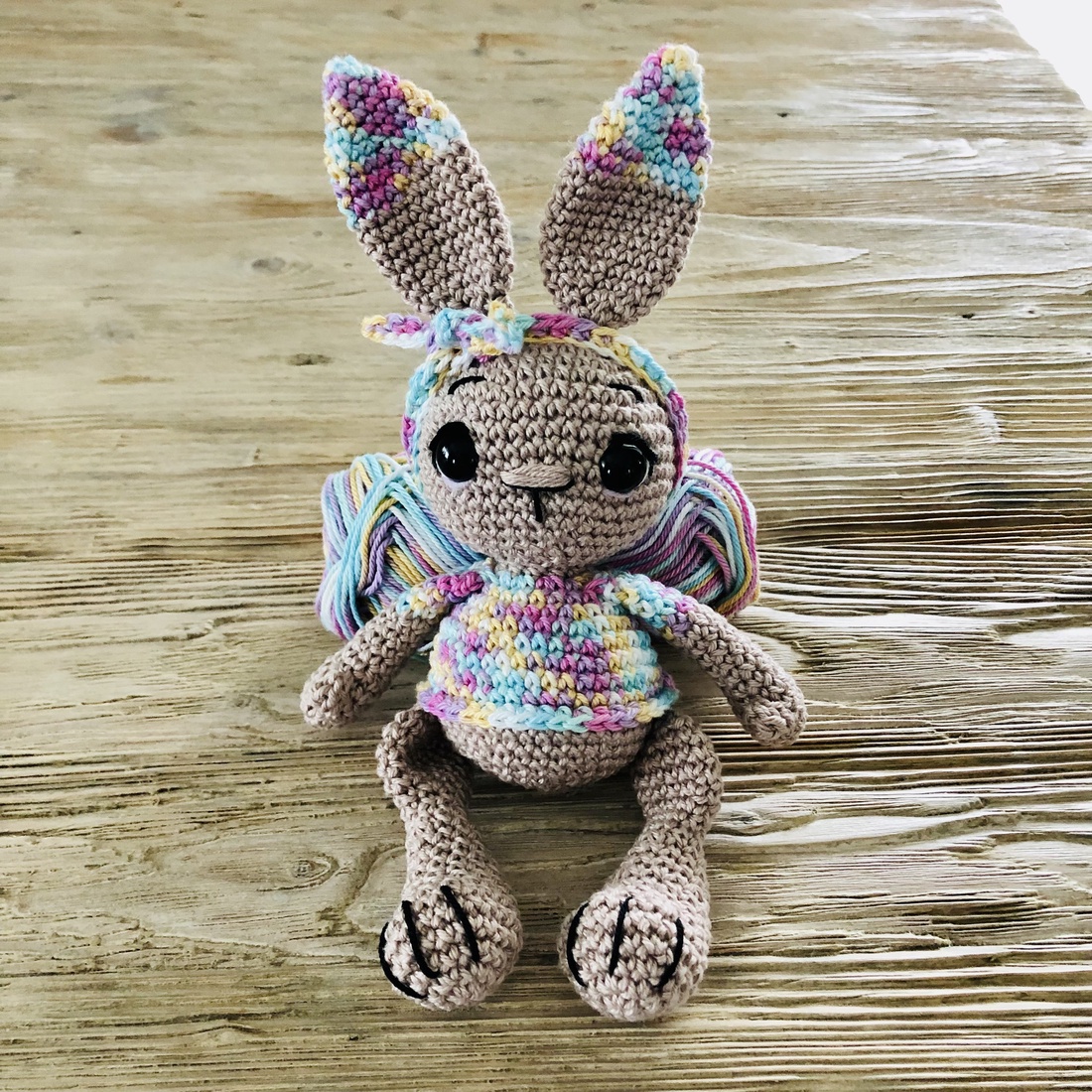 Fetiță iepurașă multicoloră - amigurumi - jucării și echipamente pentru copii - plușuri - păpușă croșetată, păpușă de pluș - Artynos.ro Fetiță iepurașă multicoloră - amigurumi - jucării și echipamente pentru copii - plușuri - păpușă croșetată, păpușă de pluș - Artynos.ro