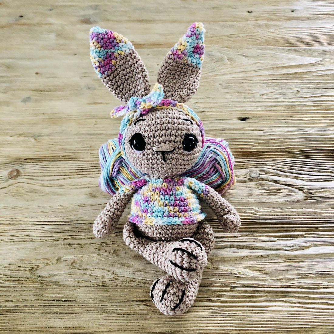 Fetiță iepurașă multicoloră - amigurumi - jucării și echipamente pentru copii - plușuri - păpușă croșetată, păpușă de pluș - Artynos.ro Fetiță iepurașă multicoloră - amigurumi - jucării și echipamente pentru copii - plușuri - păpușă croșetată, păpușă de pluș - Artynos.ro