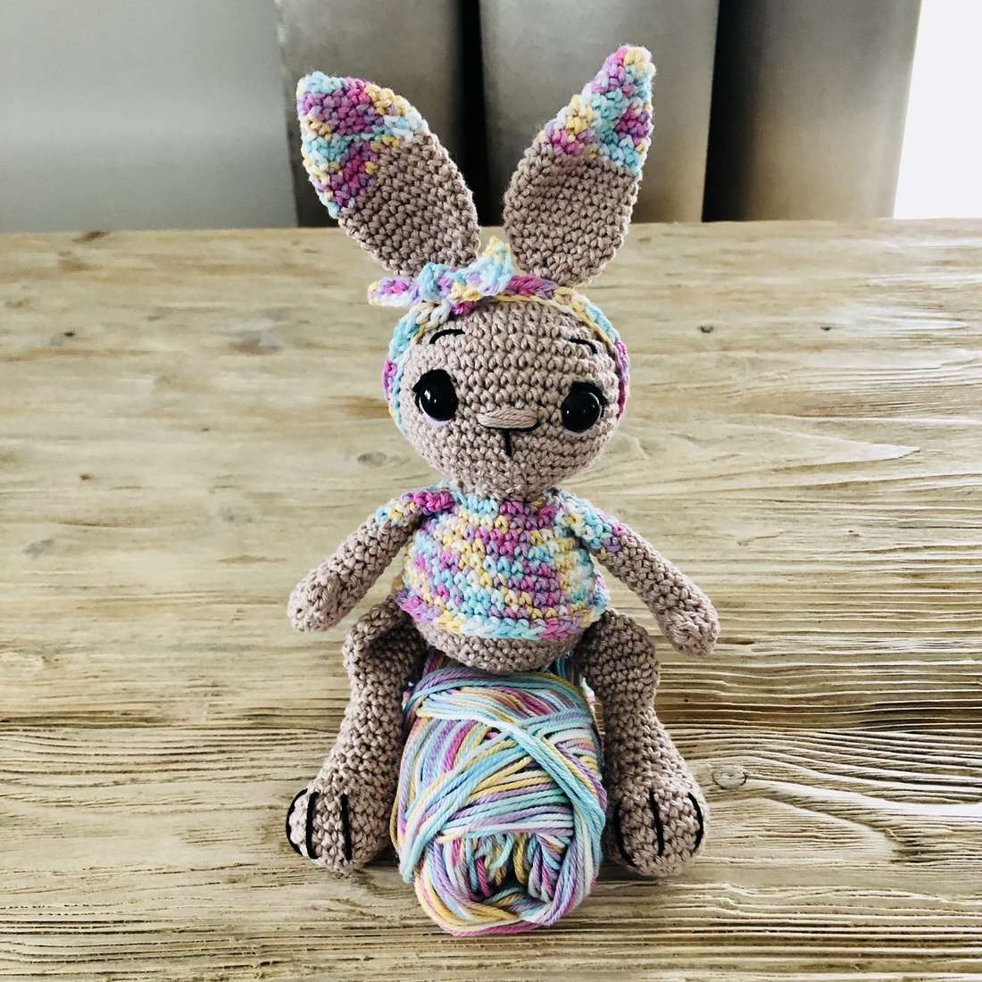 Fetiță iepurașă multicoloră - amigurumi - jucării și echipamente pentru copii - plușuri - păpușă croșetată, păpușă de pluș - Artynos.ro Fetiță iepurașă multicoloră - amigurumi - jucării și echipamente pentru copii - plușuri - păpușă croșetată, păpușă de pluș - Artynos.ro