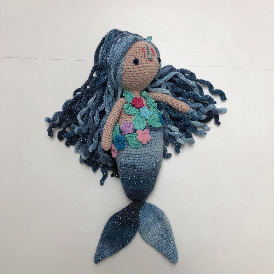 Sirena Calypso - amigurumi - jucării și echipamente pentru copii - plușuri - păpușă croșetată, păpușă de pluș - Artynos.ro Sirena Calypso - amigurumi - jucării și echipamente pentru copii - plușuri - păpușă croșetată, păpușă de pluș - Artynos.ro