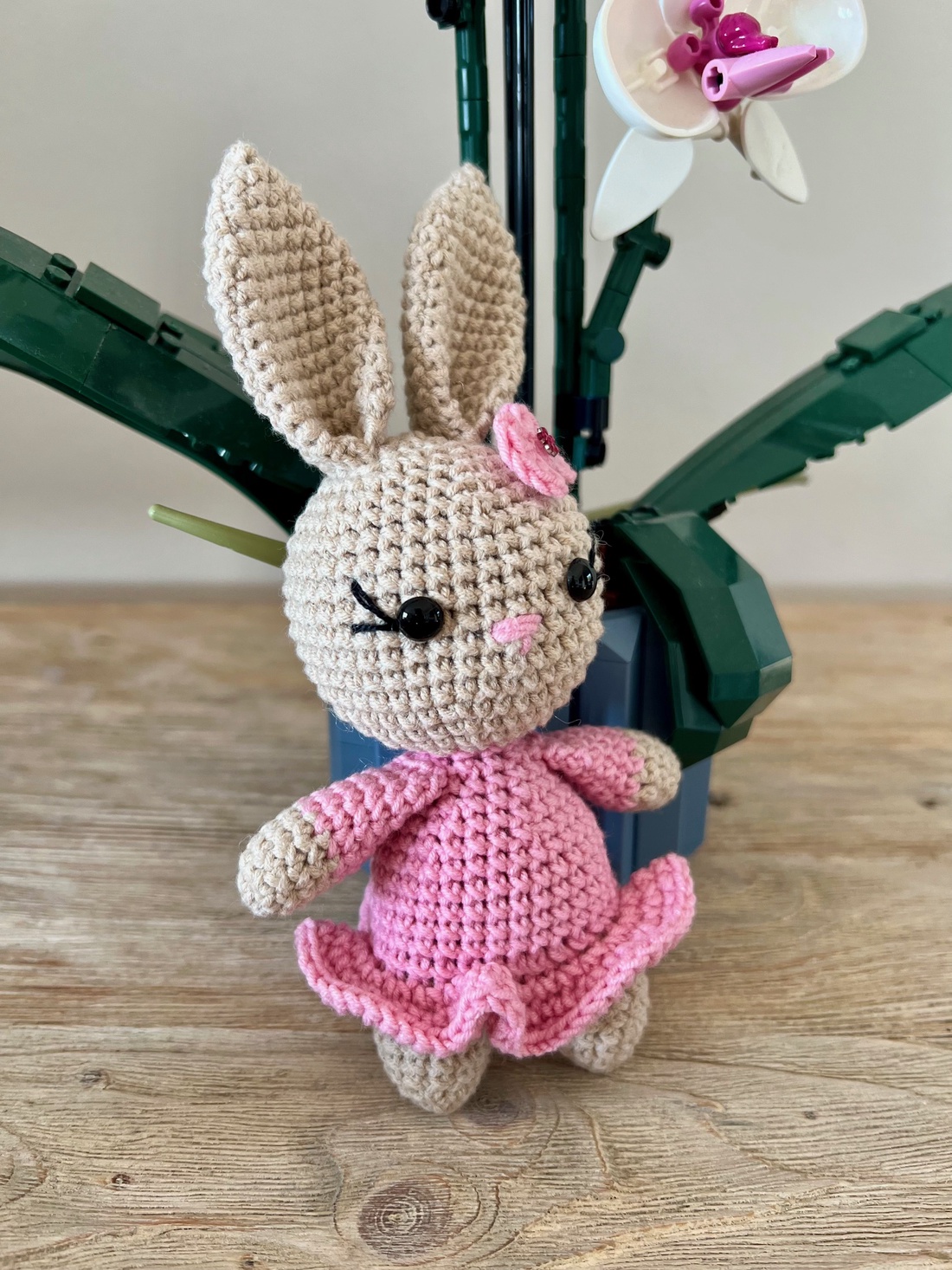 Iepuraș roz-bej - amigurumi - jucării și echipamente pentru copii - plușuri - păpușă croșetată, păpușă de pluș - Artynos.ro