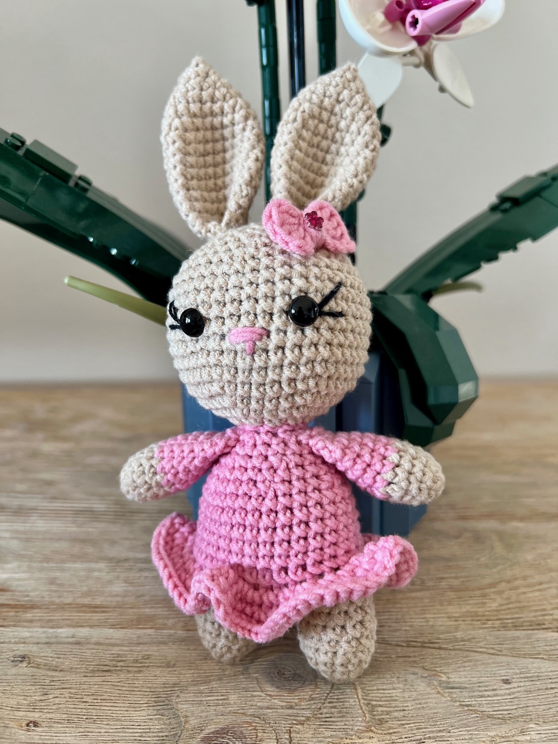 Iepuraș roz-bej - amigurumi - jucării și echipamente pentru copii - plușuri - păpușă croșetată, păpușă de pluș - Artynos.ro