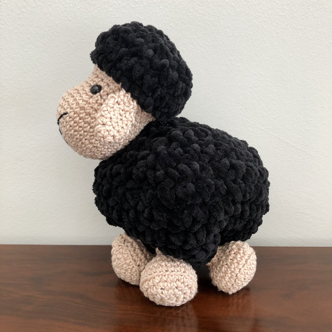Croșetat bari negru - amigurumi - jucării și echipamente pentru copii - plușuri - păpușă croșetată, păpușă de pluș - Artynos.ro Croșetat bari negru - amigurumi - jucării și echipamente pentru copii - plușuri - păpușă croșetată, păpușă de pluș - Artynos.ro