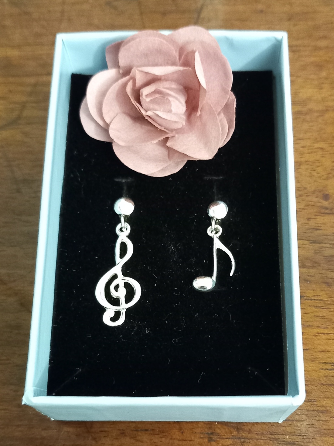 Cercei handmade note muzicale argint - bijuterii - cercei - cercei agățați - Artynos.ro Cercei handmade note muzicale argint - bijuterii - cercei - cercei agățați - Artynos.ro