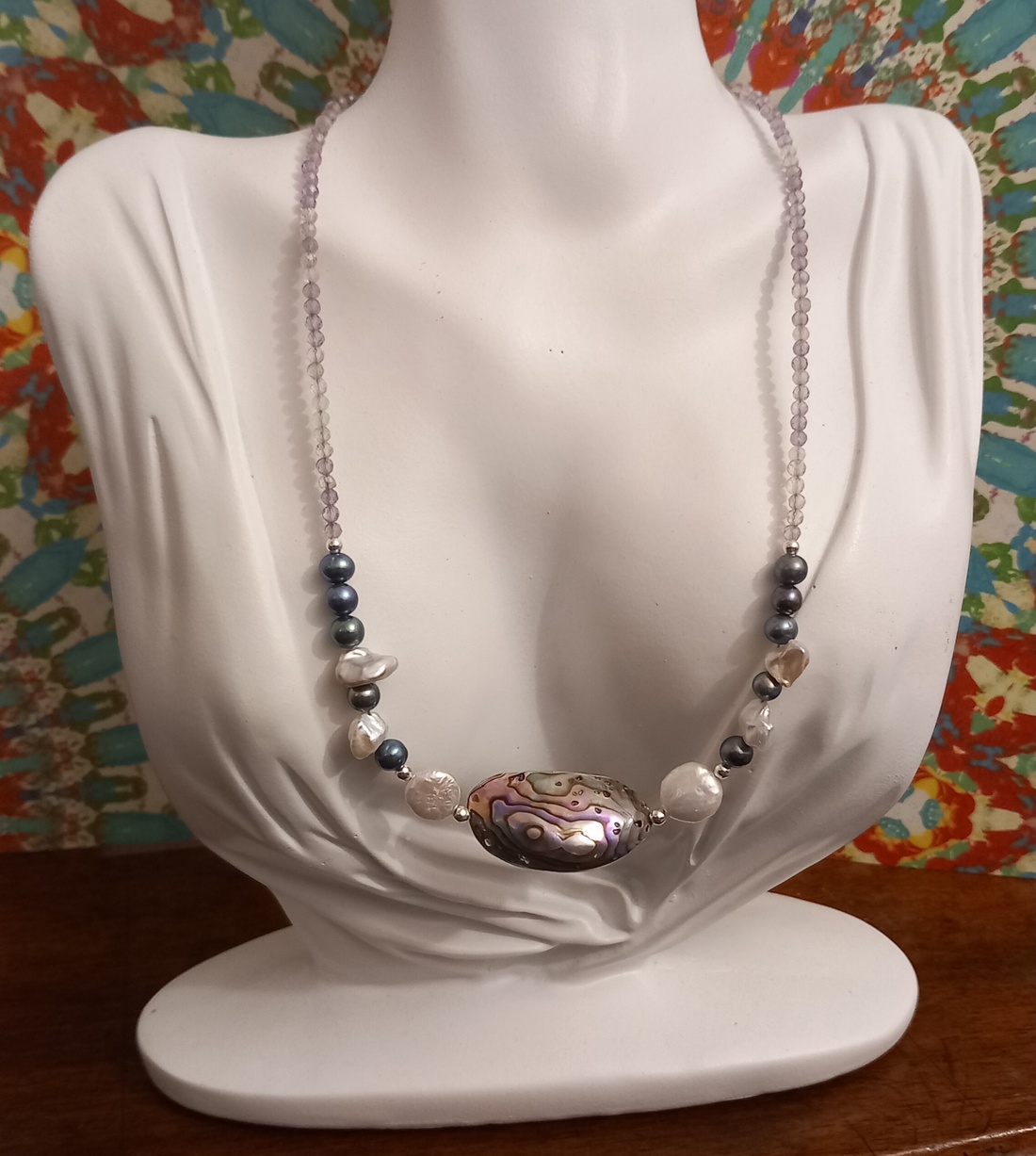 Colier cu perle de cultura, scoica abalone, cuart - bijuterii - coliere - coliere de perle - Artynos.ro Colier cu perle de cultura, scoica abalone, cuart - bijuterii - coliere - coliere de perle - Artynos.ro