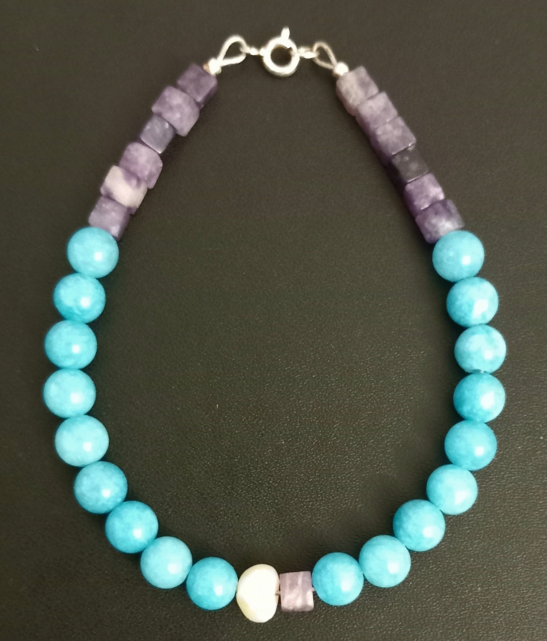 Bratara handmade cu perla cultura, agat, ametist si accesorii argint - bijuterii - brățări - brățară cu mărgele - Artynos.ro Bratara handmade cu perla cultura, agat, ametist si accesorii argint - bijuterii - brățări - brățară cu mărgele - Artynos.ro