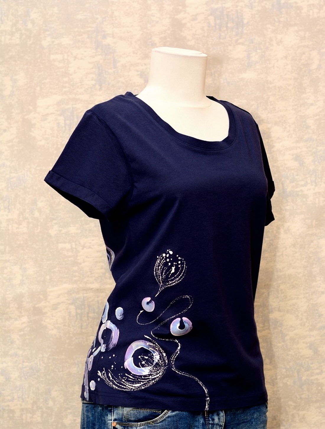 Tricou pictat manual, unicat - îmbrăcăminte și modă - haine damă - tricou și top de damă - Artynos.ro Tricou pictat manual, unicat - îmbrăcăminte și modă - haine damă - tricou și top de damă - Artynos.ro