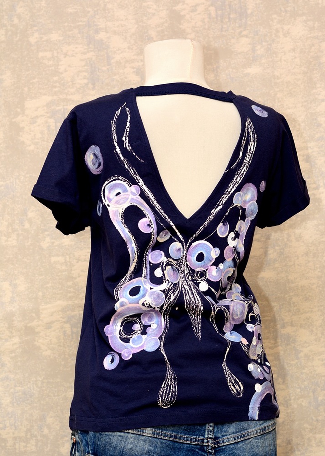 Tricou pictat manual, unicat - îmbrăcăminte și modă - haine damă - tricou și top de damă - Artynos.ro Tricou pictat manual, unicat - îmbrăcăminte și modă - haine damă - tricou și top de damă - Artynos.ro