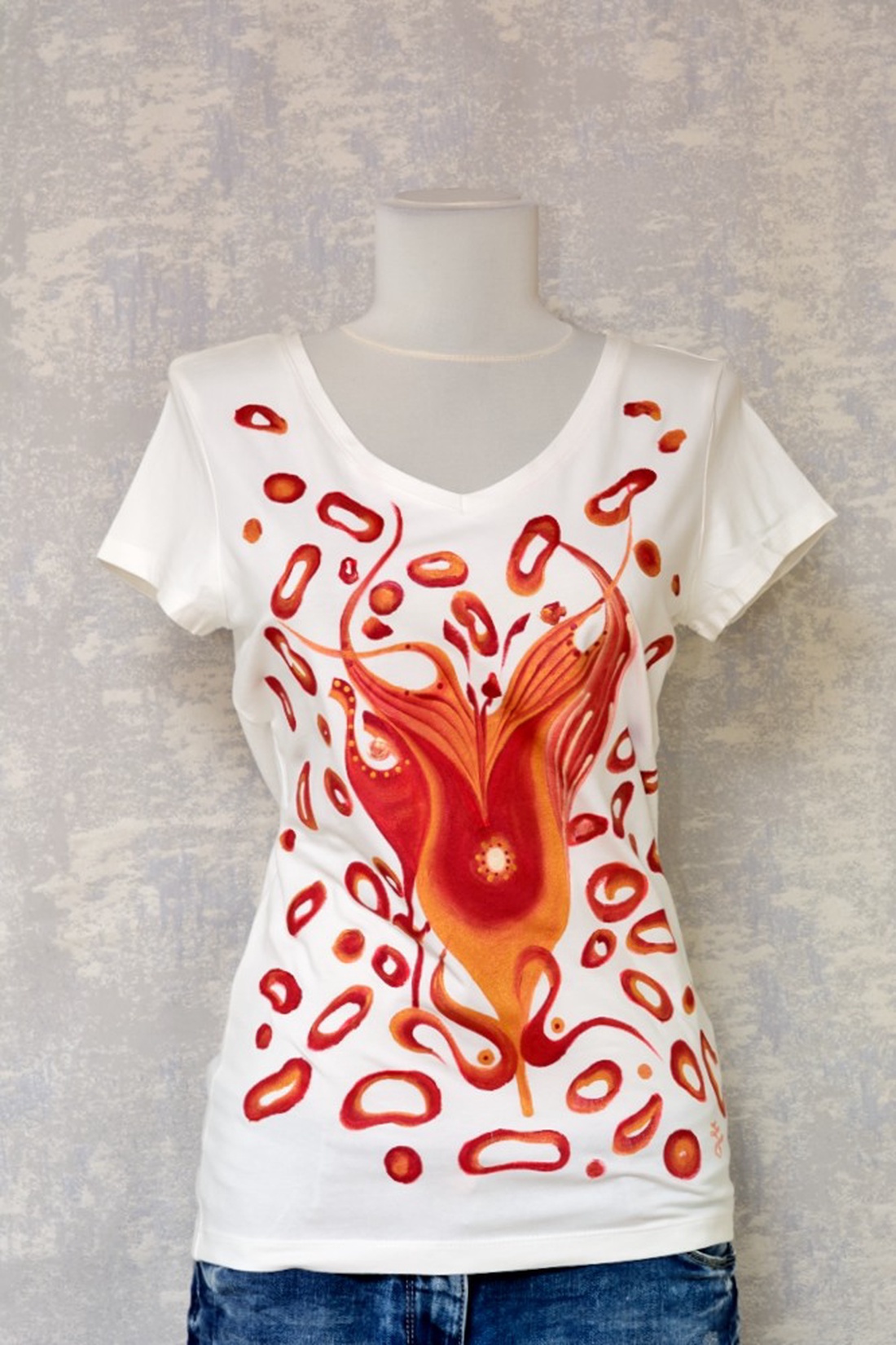 Tricou alb, pictat manual, unicat - îmbrăcăminte și modă - haine damă - tricou și top de damă - Artynos.ro Tricou alb, pictat manual, unicat - îmbrăcăminte și modă - haine damă - tricou și top de damă - Artynos.ro