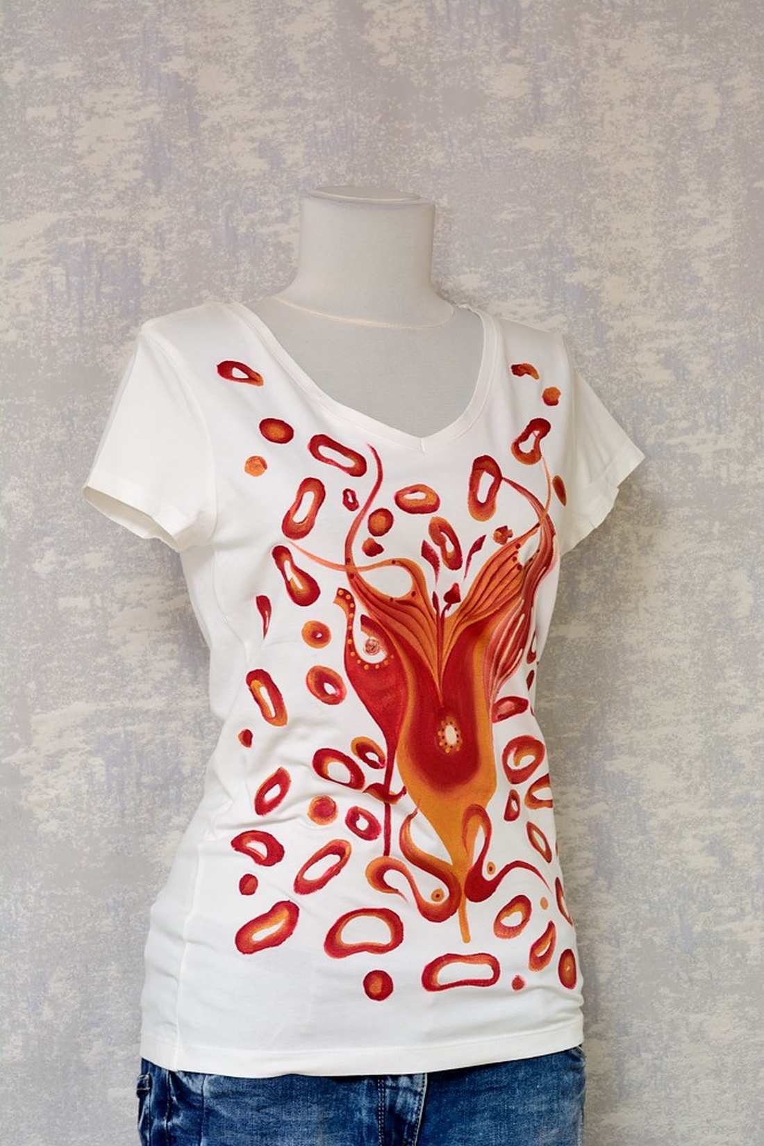Tricou alb, pictat manual, unicat - îmbrăcăminte și modă - haine damă - tricou și top de damă - Artynos.ro Tricou alb, pictat manual, unicat - îmbrăcăminte și modă - haine damă - tricou și top de damă - Artynos.ro