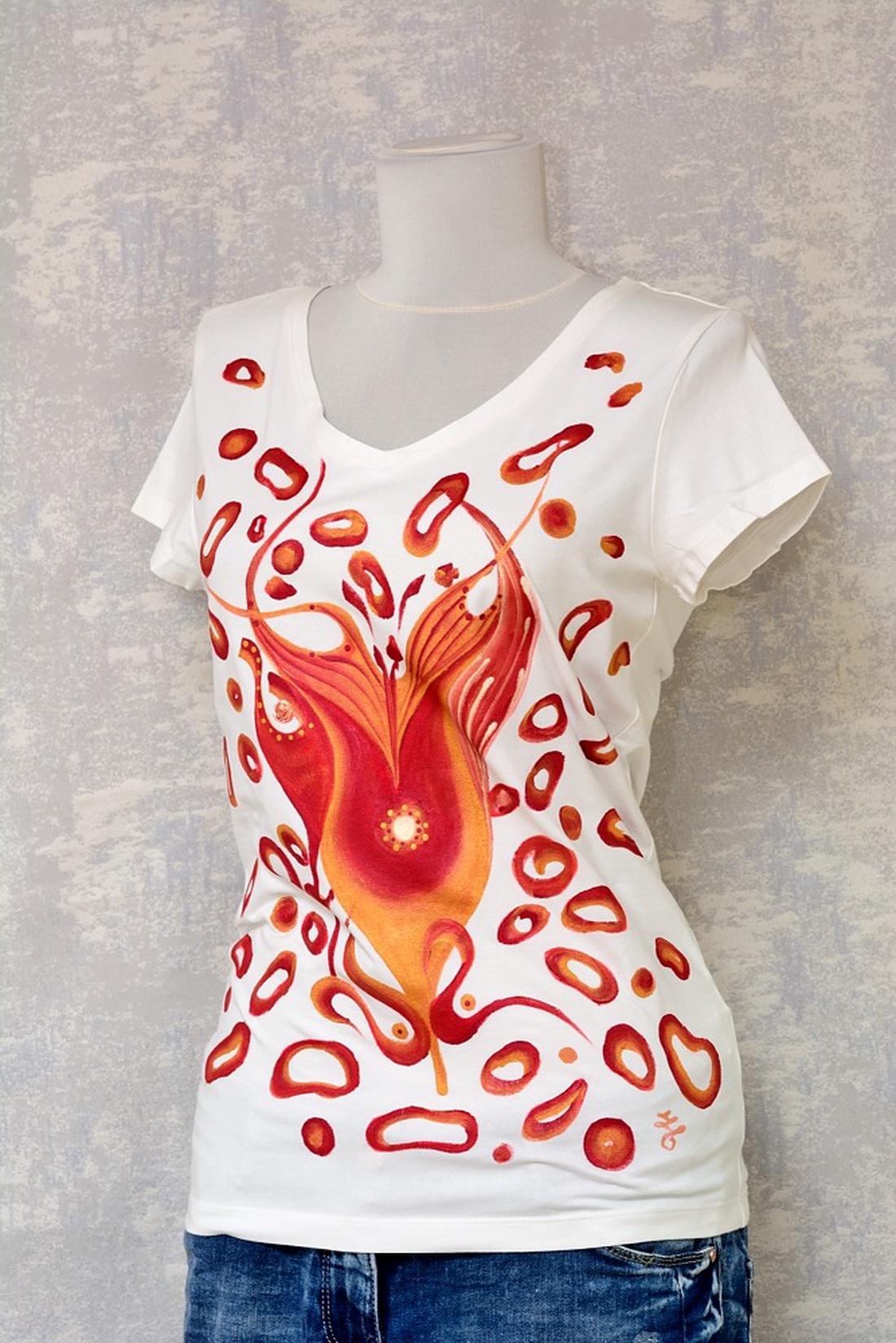 Tricou alb, pictat manual, unicat - îmbrăcăminte și modă - haine damă - tricou și top de damă - Artynos.ro Tricou alb, pictat manual, unicat - îmbrăcăminte și modă - haine damă - tricou și top de damă - Artynos.ro