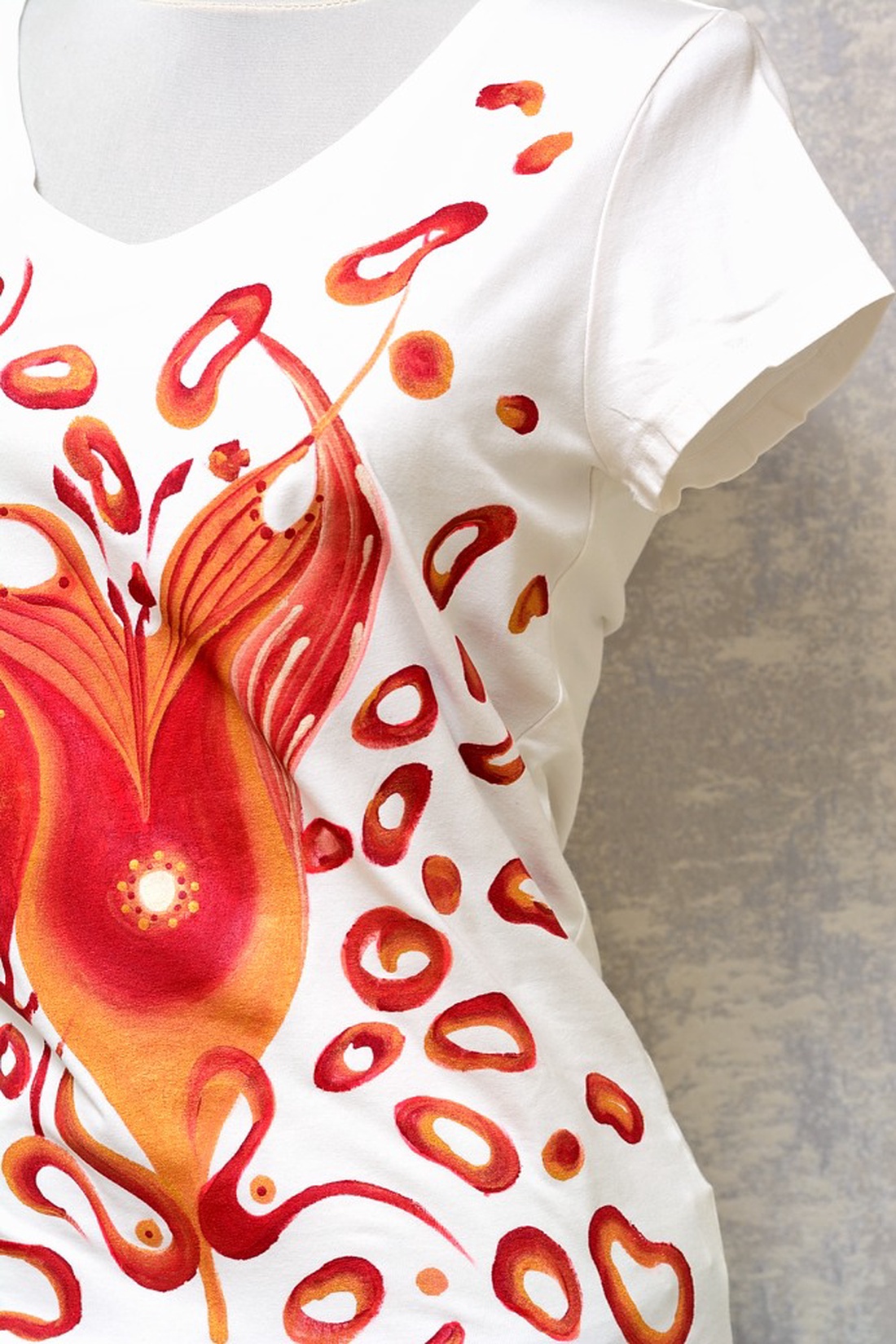 Tricou alb, pictat manual, unicat - îmbrăcăminte și modă - haine damă - tricou și top de damă - Artynos.ro Tricou alb, pictat manual, unicat - îmbrăcăminte și modă - haine damă - tricou și top de damă - Artynos.ro