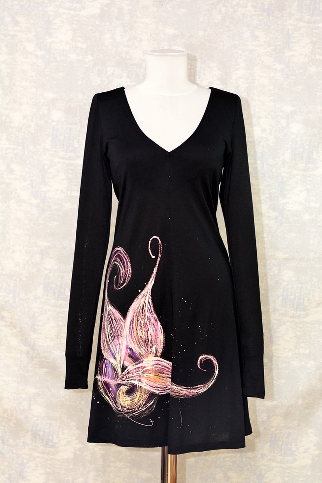 Rochie neagra, pictata manual, unicat - îmbrăcăminte și modă - haine damă - rochie, dintr-o bucată - Artynos.ro Rochie neagra, pictata manual, unicat - îmbrăcăminte și modă - haine damă - rochie, dintr-o bucată - Artynos.ro