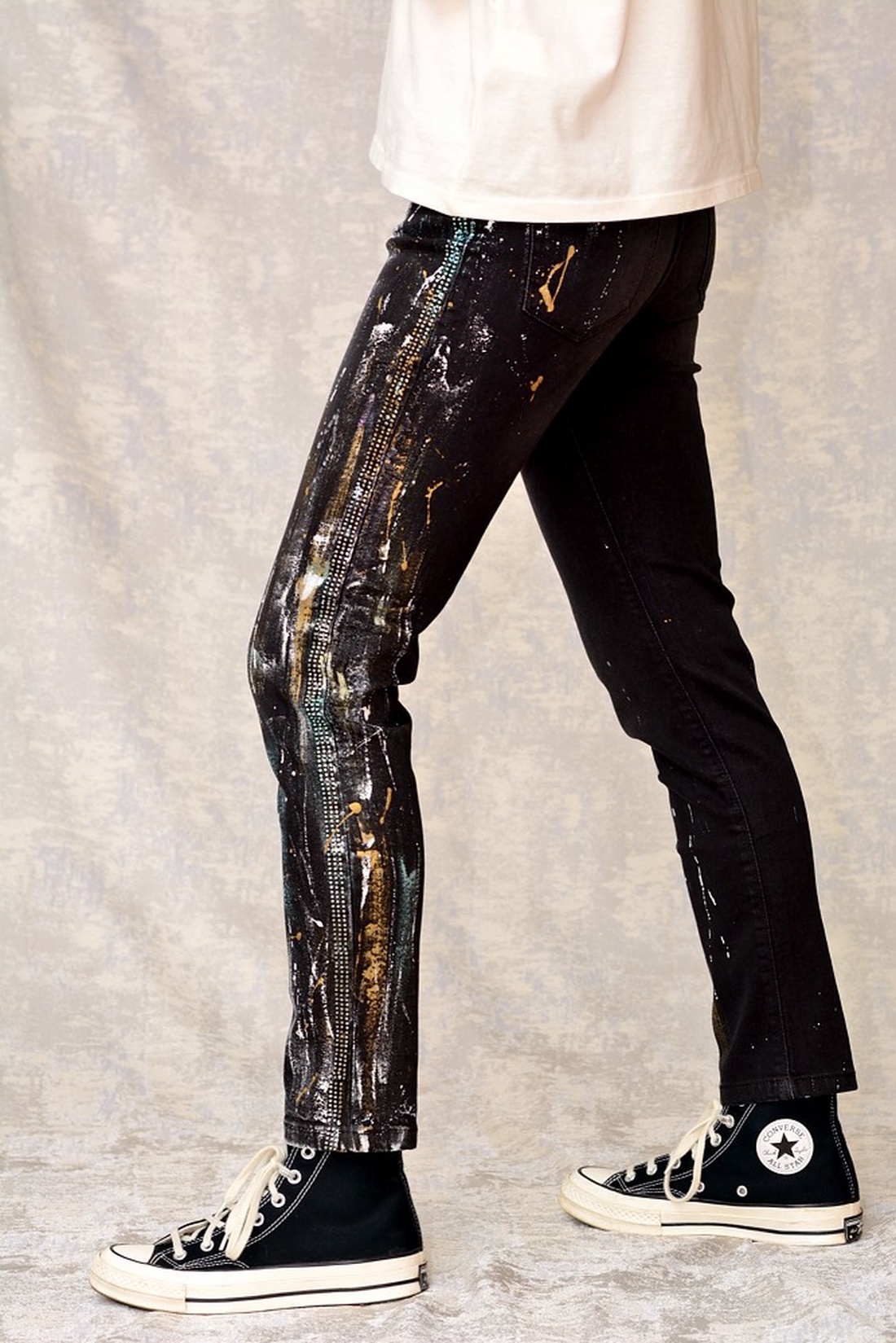 Blugi negri, Skinny Fit, pictați manual, unicat - îmbrăcăminte și modă - haine damă - pantaloni damă - Artynos.ro Blugi negri, Skinny Fit, pictați manual, unicat - îmbrăcăminte și modă - haine damă - pantaloni damă - Artynos.ro