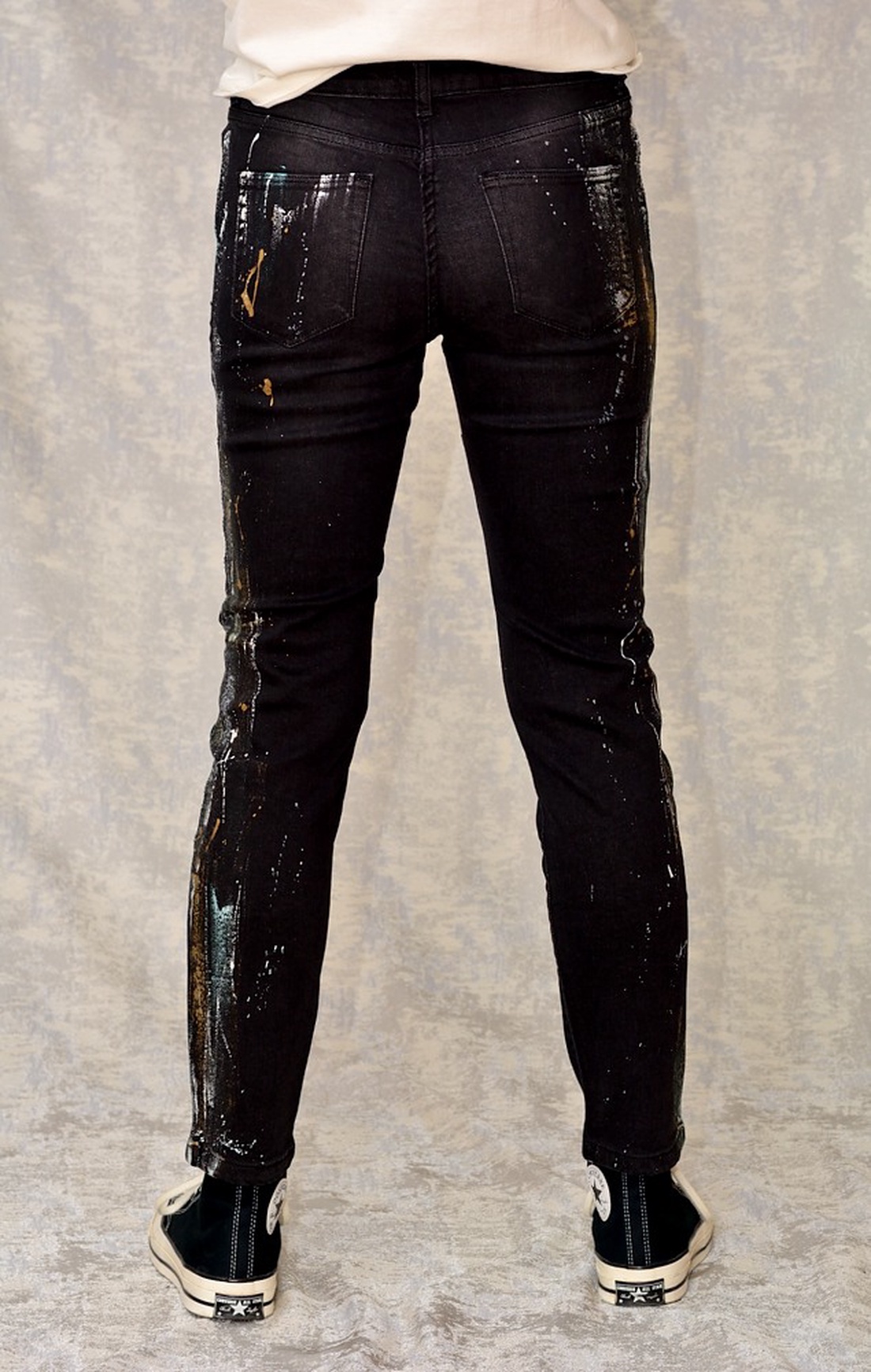 Blugi negri, Skinny Fit, pictați manual, unicat - îmbrăcăminte și modă - haine damă - pantaloni damă - Artynos.ro Blugi negri, Skinny Fit, pictați manual, unicat - îmbrăcăminte și modă - haine damă - pantaloni damă - Artynos.ro