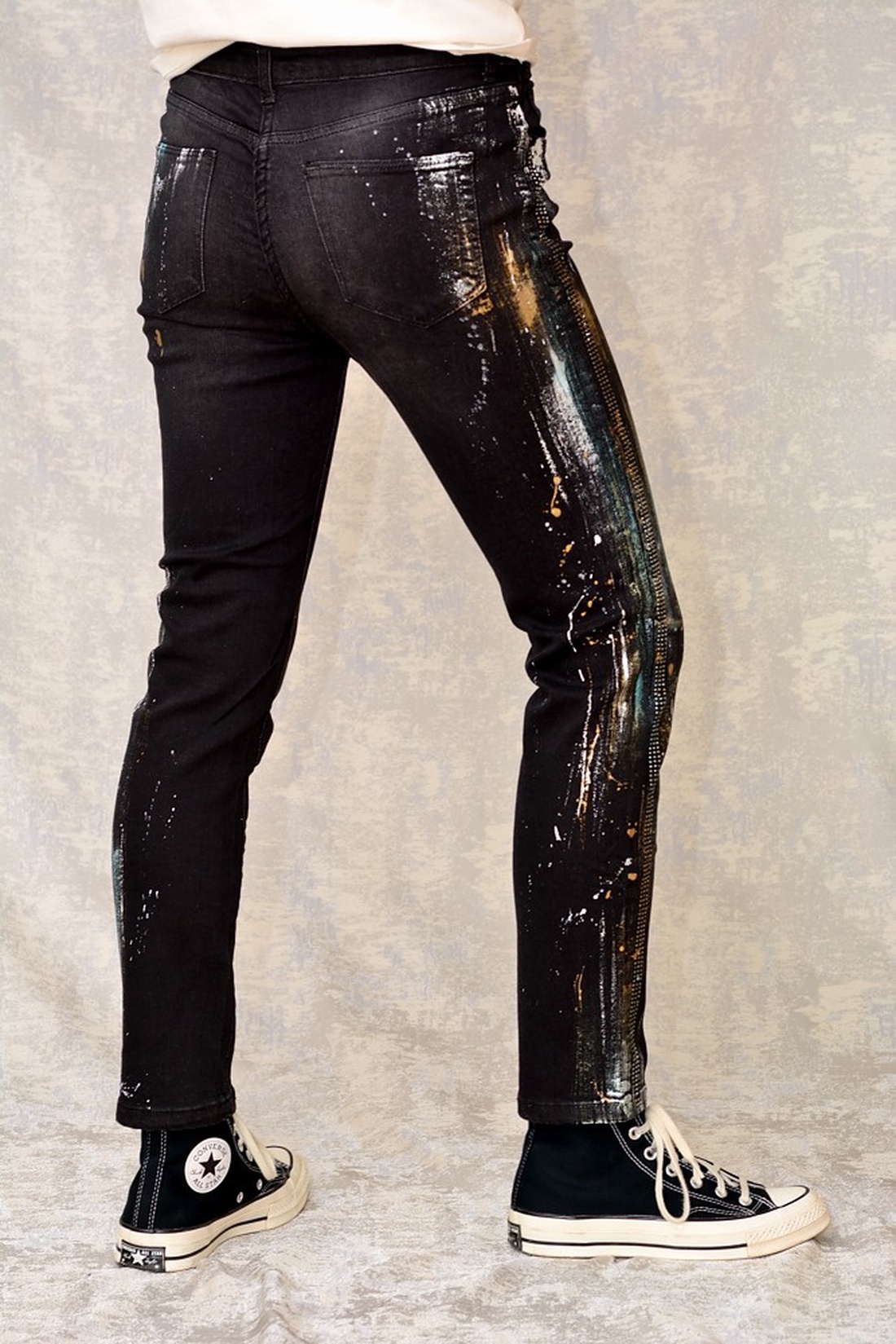 Blugi negri, Skinny Fit, pictați manual, unicat - îmbrăcăminte și modă - haine damă - pantaloni damă - Artynos.ro Blugi negri, Skinny Fit, pictați manual, unicat - îmbrăcăminte și modă - haine damă - pantaloni damă - Artynos.ro
