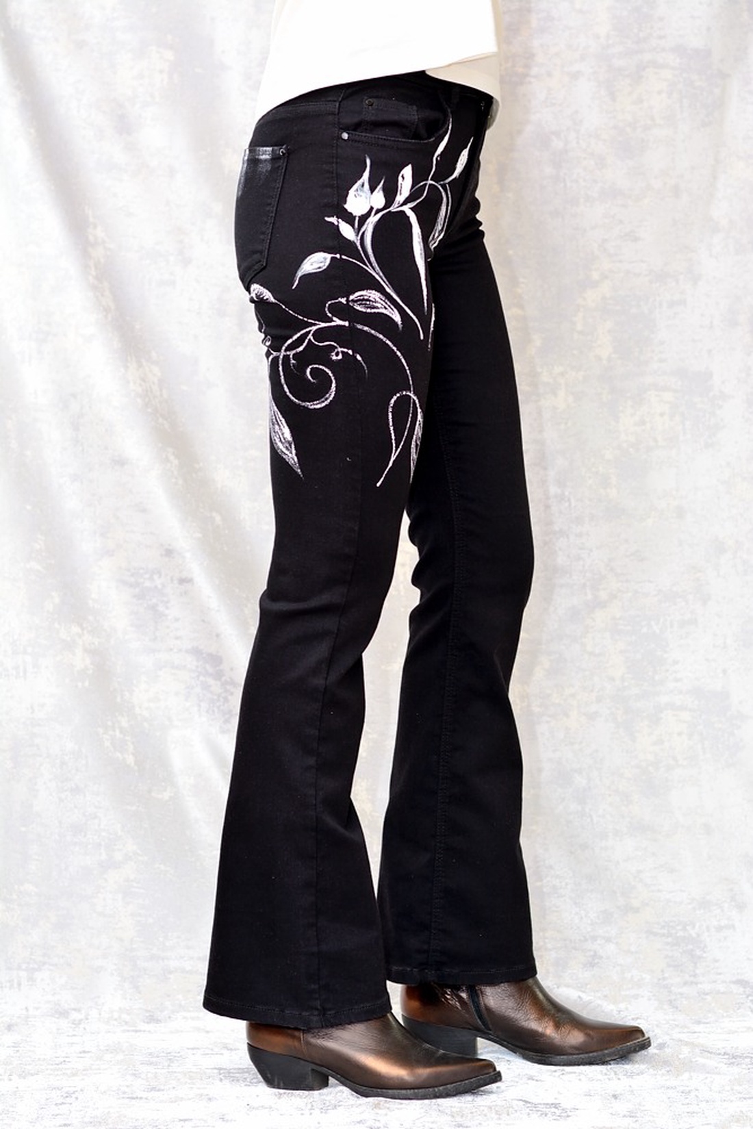 Nou Blugi evazați cu pictură florală, unicat - îmbrăcăminte și modă - haine damă - pantaloni damă - Artynos.ro Nou Blugi evazați cu pictură florală, unicat - îmbrăcăminte și modă - haine damă - pantaloni damă - Artynos.ro