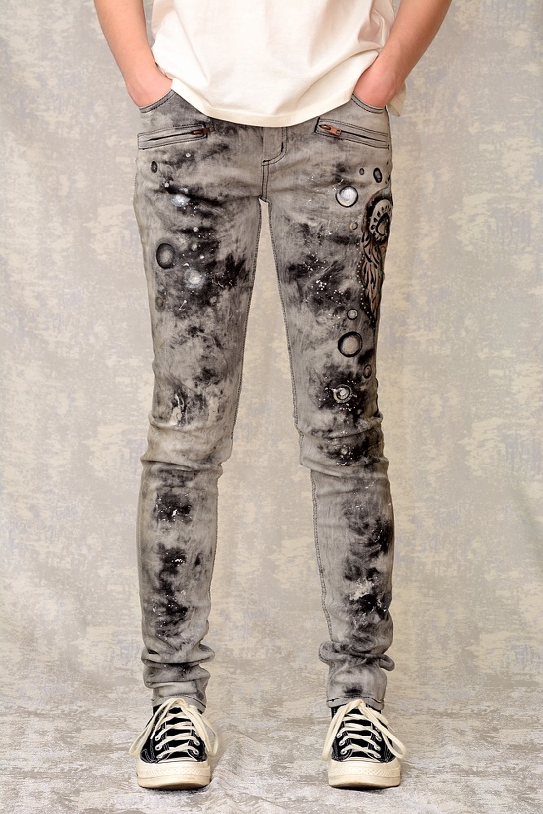 Blugi cu pictură abstractă, unicat - îmbrăcăminte și modă - haine damă - pantaloni damă - Artynos.ro Blugi cu pictură abstractă, unicat - îmbrăcăminte și modă - haine damă - pantaloni damă - Artynos.ro