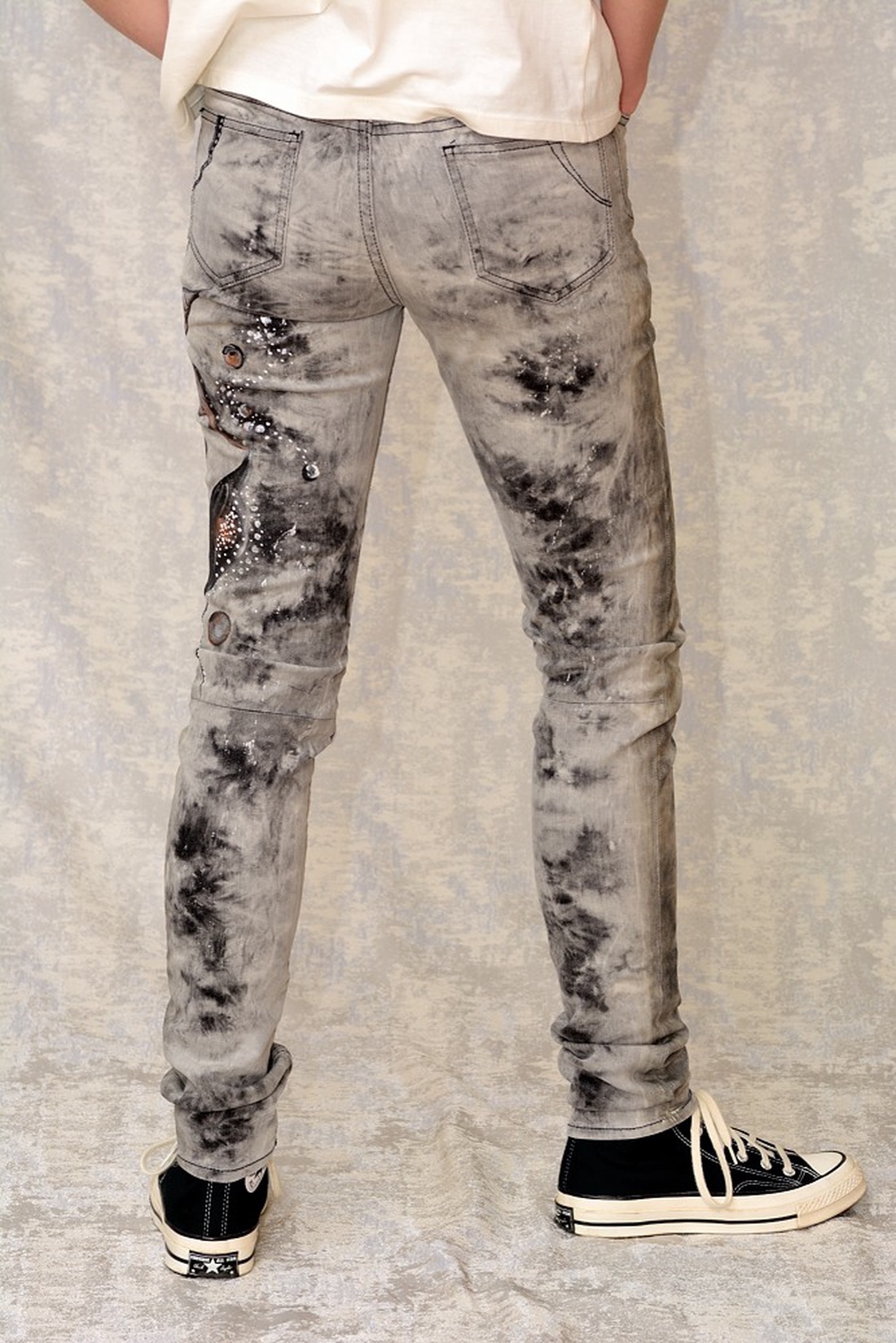 Blugi cu pictură abstractă, unicat - îmbrăcăminte și modă - haine damă - pantaloni damă - Artynos.ro Blugi cu pictură abstractă, unicat - îmbrăcăminte și modă - haine damă - pantaloni damă - Artynos.ro