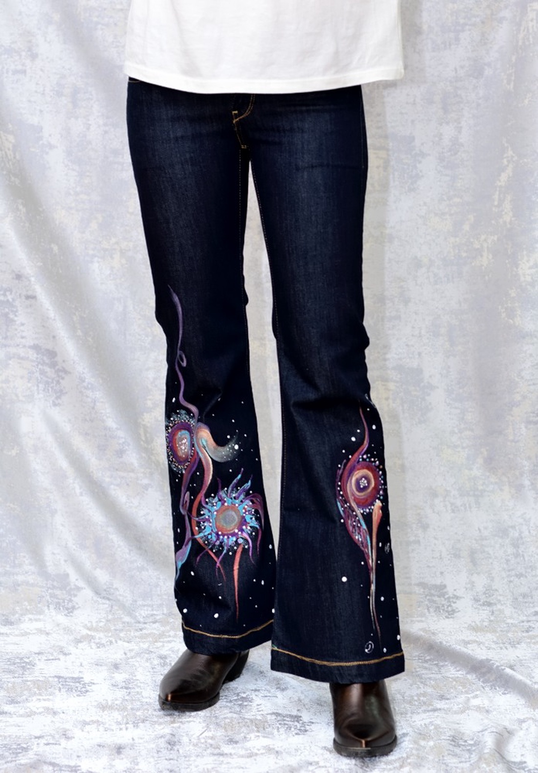 Blugi evazați cu pictură florală, unicat - îmbrăcăminte și modă - haine damă - pantaloni damă - Artynos.ro Blugi evazați cu pictură florală, unicat - îmbrăcăminte și modă - haine damă - pantaloni damă - Artynos.ro