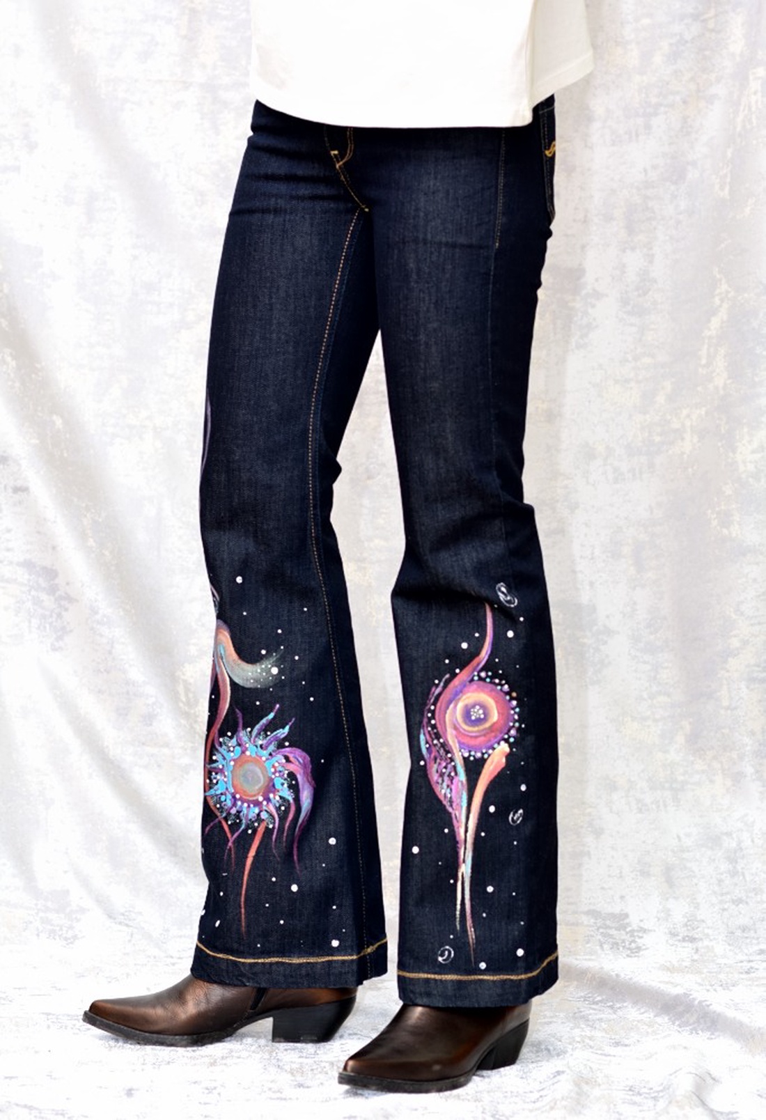 Blugi evazați cu pictură florală, unicat - îmbrăcăminte și modă - haine damă - pantaloni damă - Artynos.ro Blugi evazați cu pictură florală, unicat - îmbrăcăminte și modă - haine damă - pantaloni damă - Artynos.ro