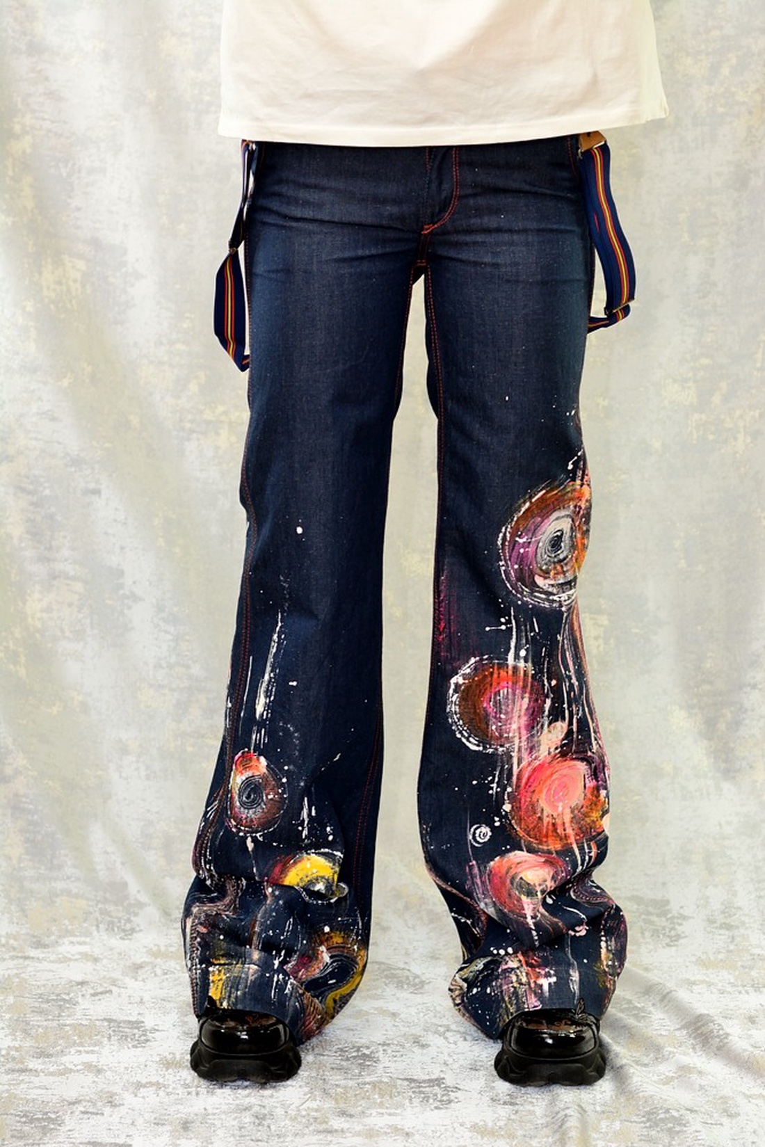 Blugi evazați, cu pictură abstractă, unicat - îmbrăcăminte și modă - haine damă - pantaloni damă - Artynos.ro Blugi evazați, cu pictură abstractă, unicat - îmbrăcăminte și modă - haine damă - pantaloni damă - Artynos.ro