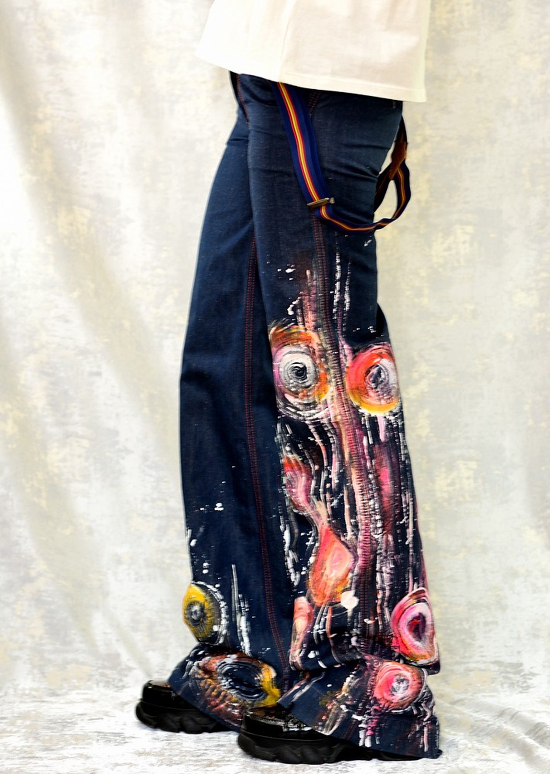 Blugi evazați, cu pictură abstractă, unicat - îmbrăcăminte și modă - haine damă - pantaloni damă - Artynos.ro Blugi evazați, cu pictură abstractă, unicat - îmbrăcăminte și modă - haine damă - pantaloni damă - Artynos.ro