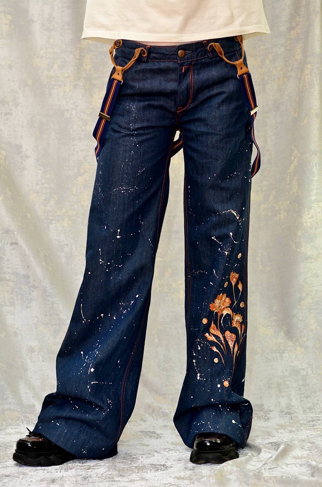 Blugi evazați cu pictură florală, unicat - îmbrăcăminte și modă - haine damă - pantaloni damă - Artynos.ro Blugi evazați cu pictură florală, unicat - îmbrăcăminte și modă - haine damă - pantaloni damă - Artynos.ro