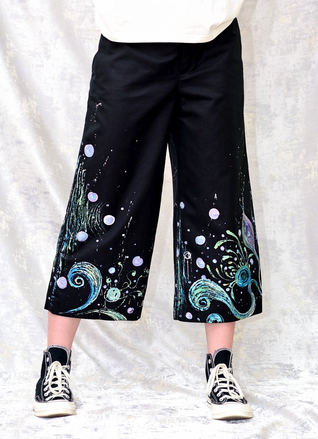 Pantaloni negri cu pictură florală, unicat - îmbrăcăminte și modă - haine damă - pantaloni damă - Artynos.ro Pantaloni negri cu pictură florală, unicat - îmbrăcăminte și modă - haine damă - pantaloni damă - Artynos.ro