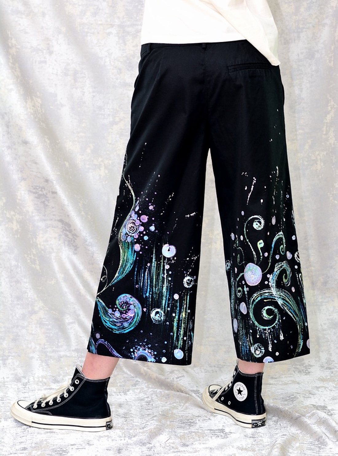 Pantaloni negri cu pictură florală, unicat - îmbrăcăminte și modă - haine damă - pantaloni damă - Artynos.ro Pantaloni negri cu pictură florală, unicat - îmbrăcăminte și modă - haine damă - pantaloni damă - Artynos.ro