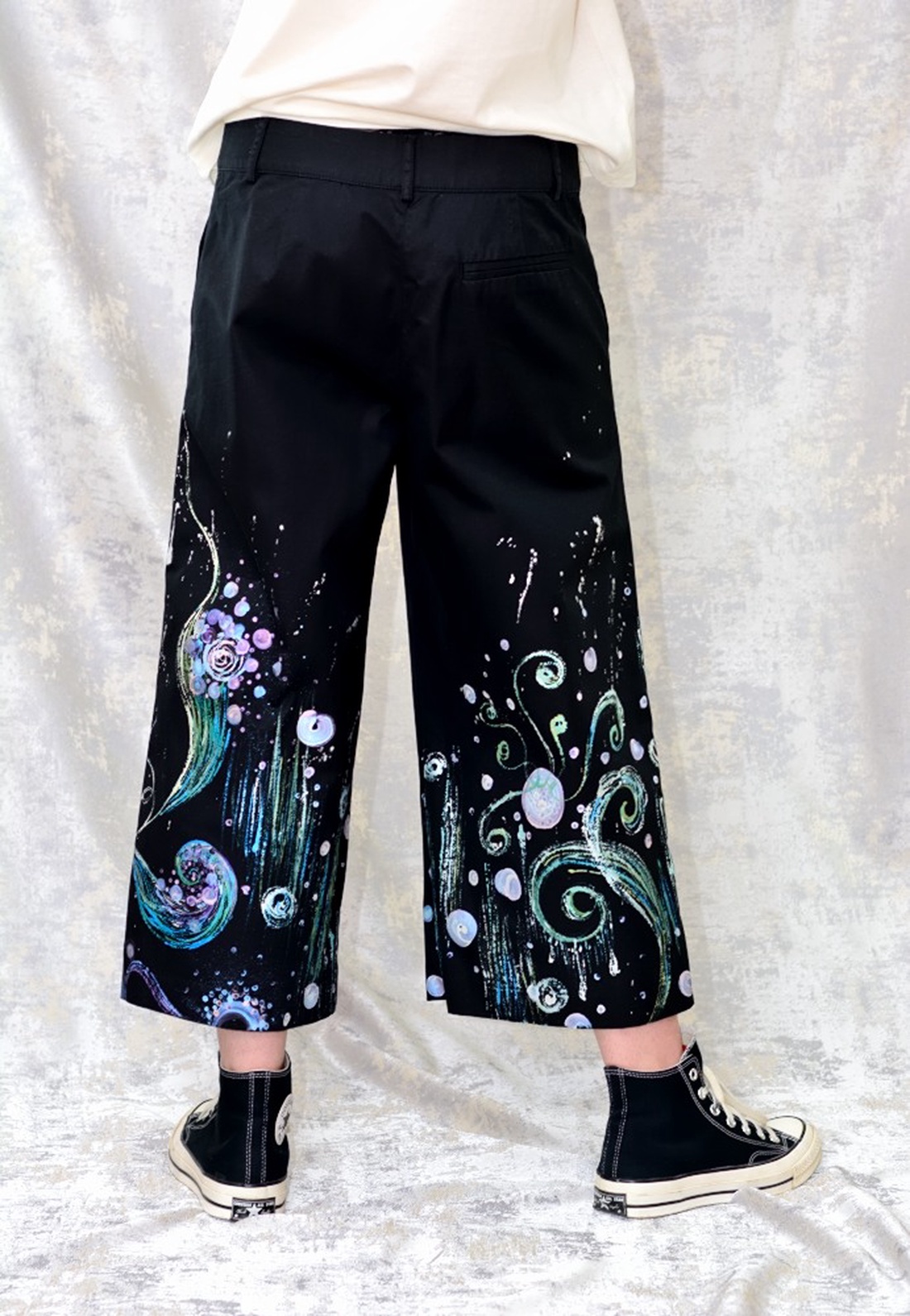 Pantaloni negri cu pictură florală, unicat - îmbrăcăminte și modă - haine damă - pantaloni damă - Artynos.ro Pantaloni negri cu pictură florală, unicat - îmbrăcăminte și modă - haine damă - pantaloni damă - Artynos.ro