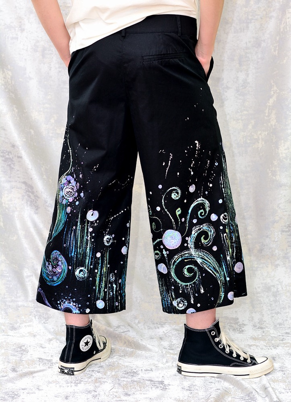 Pantaloni negri cu pictură florală, unicat - îmbrăcăminte și modă - haine damă - pantaloni damă - Artynos.ro Pantaloni negri cu pictură florală, unicat - îmbrăcăminte și modă - haine damă - pantaloni damă - Artynos.ro