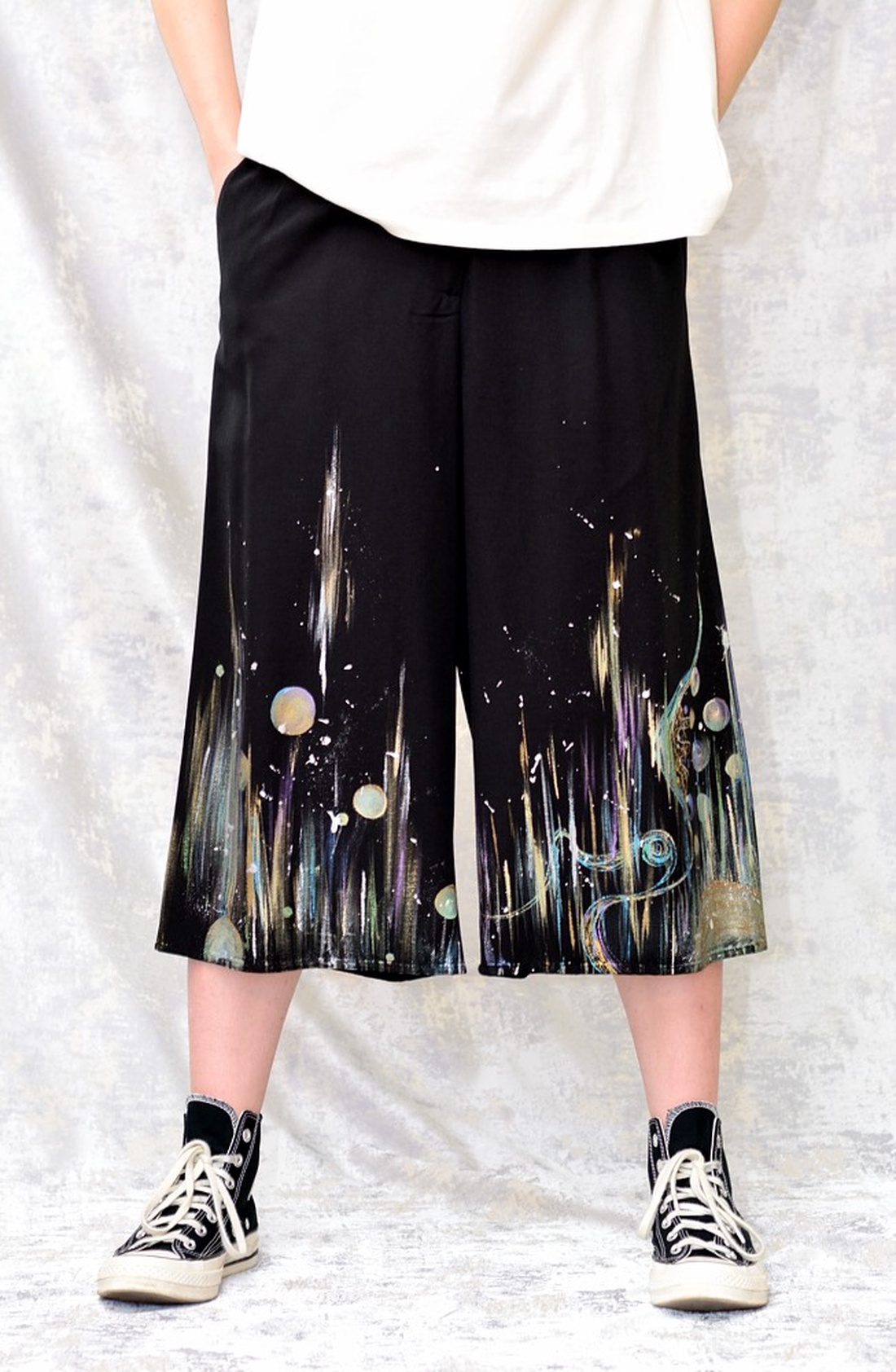 Pantaloni negri cu pictură abstractă, unicat - îmbrăcăminte și modă - haine damă - pantaloni damă - Artynos.ro Pantaloni negri cu pictură abstractă, unicat - îmbrăcăminte și modă - haine damă - pantaloni damă - Artynos.ro